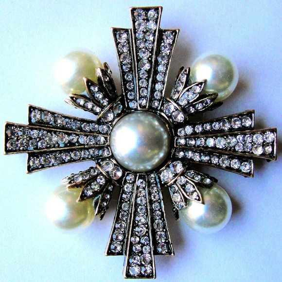High End PEARL Maltese CROSS Rhinestone Brooch - Picture 8 of 8